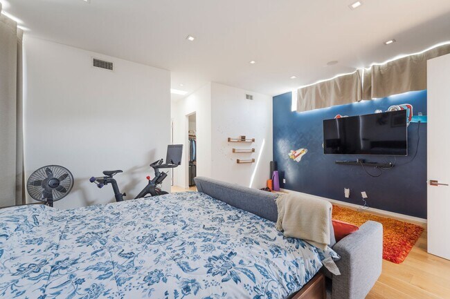 Building Photo - Stunning Custom Home in Del Rey