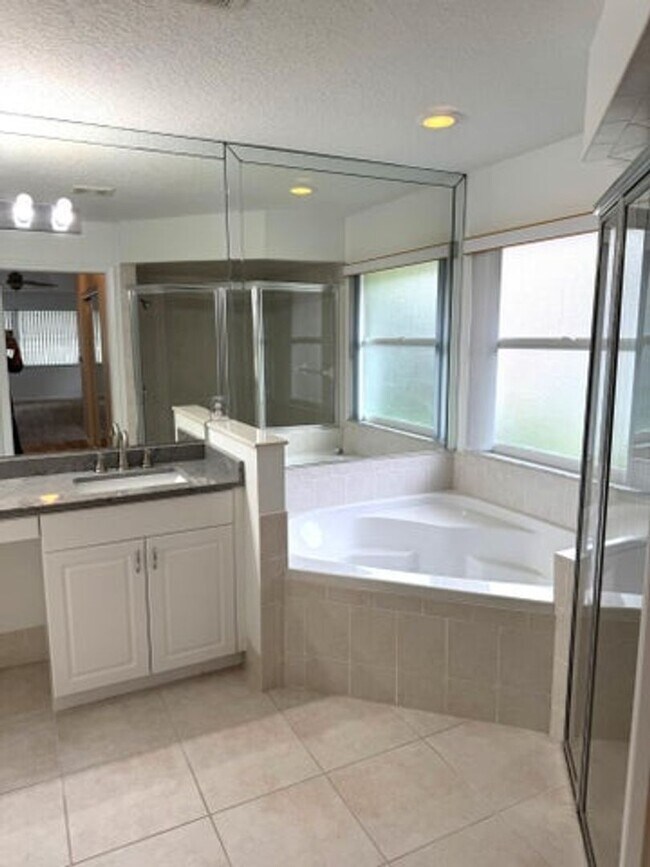 Building Photo - 106 Pepper Tree Cres