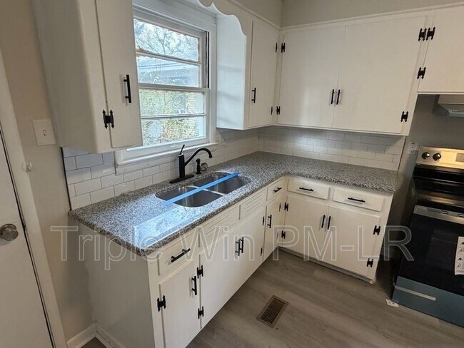 Building Photo - 2204 S Monroe St