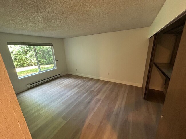 Building Photo - 3 Bed, 1.75 bath Condo w/2 parking spots i...