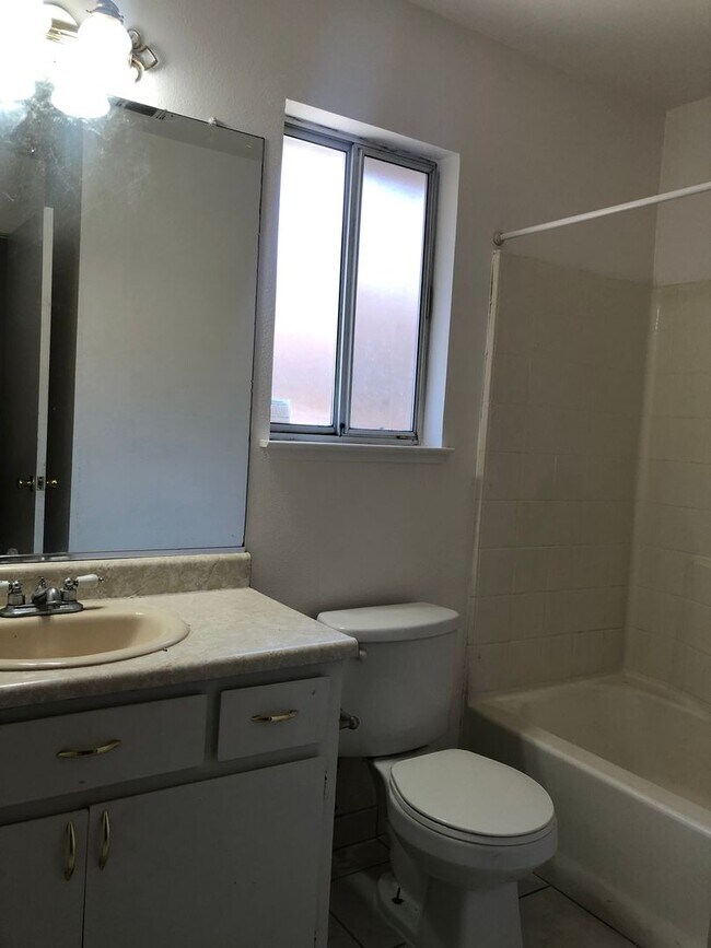 Building Photo - Love where you live - 2 weeks free rent! Beautiful home in Turlock