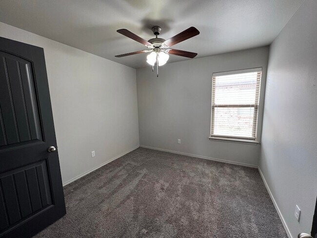 Building Photo - 716 Hillshire Ave