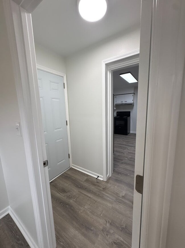 Building Photo - 400 W Market St