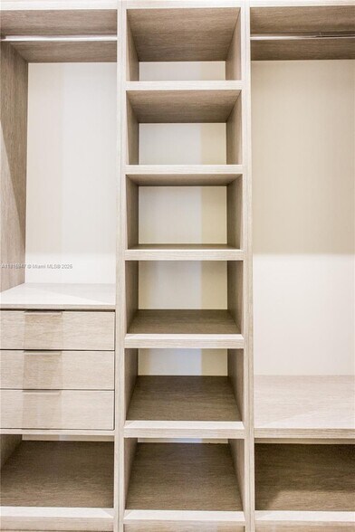 Building Photo - 460 NE 28th St