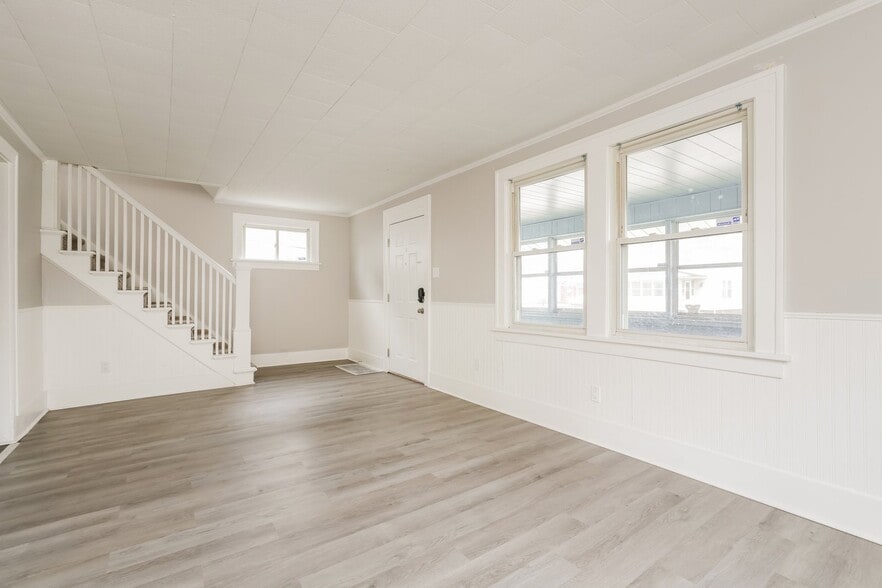 Building Photo - 1115 E Dayton St