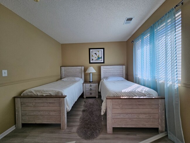 Building Photo - Charming House - Backs To Open Space - Ava...