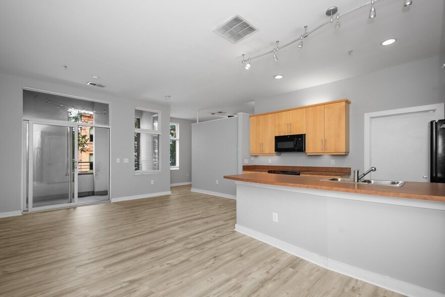 Building Photo - 1150 Vine St