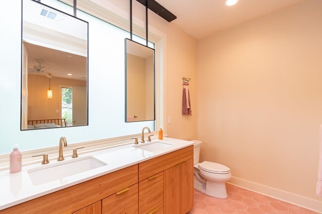 Building Photo - CHARMING, MODERN, CUSTOM HOME IN MID-CITY FOR RENT