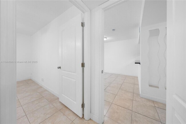 Building Photo - 8120 Geneva Ct