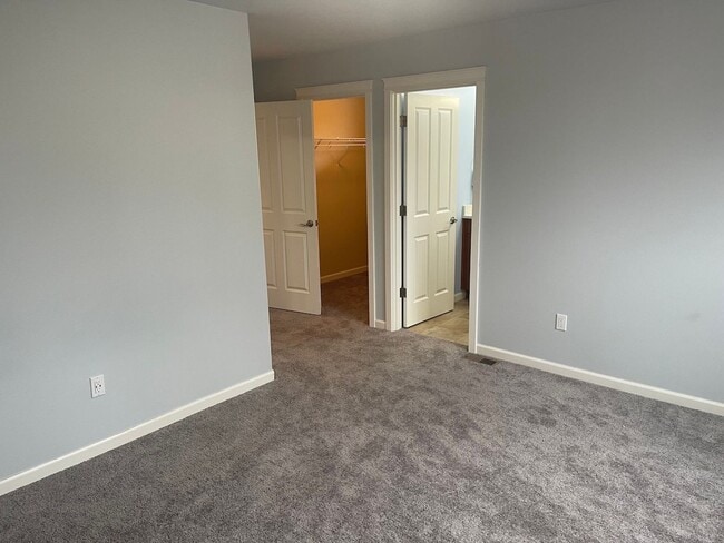 Building Photo - Spacious 3BD/2.5BTH Available for Lease in...