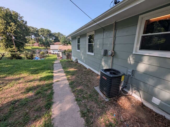 Building Photo - 5412 Anah St