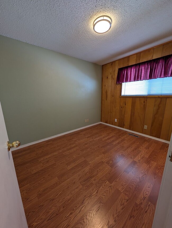 Building Photo - 722 Bryden Ave