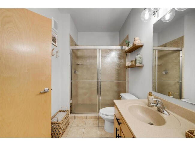 Building Photo - 2565 Franklin Ave