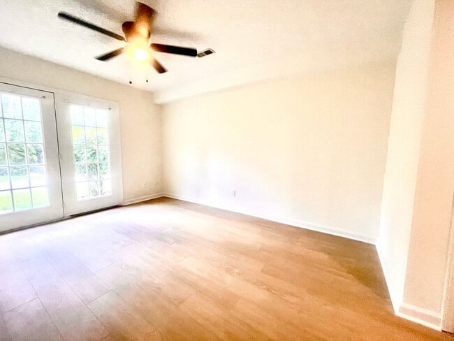 Building Photo - Beautifully updated, multi-level condo in ...