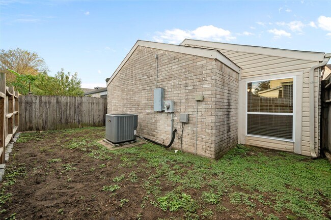 Building Photo - 12143 Stone W Dr