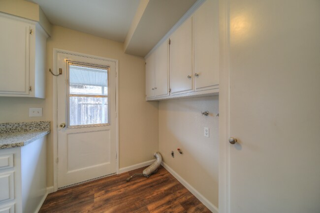 Building Photo - 41084 Beachwood Ave