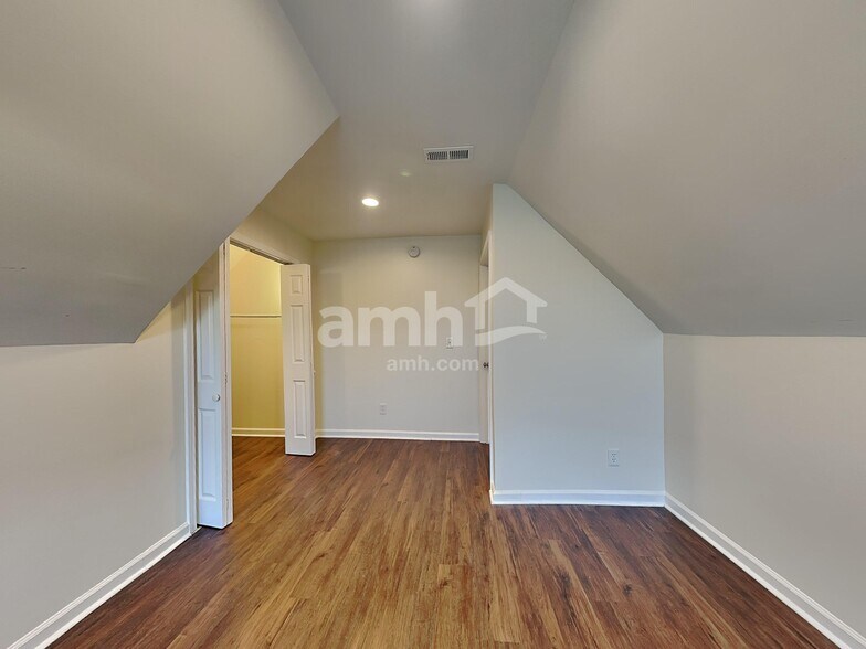 Building Photo - 651 Crescent Rd