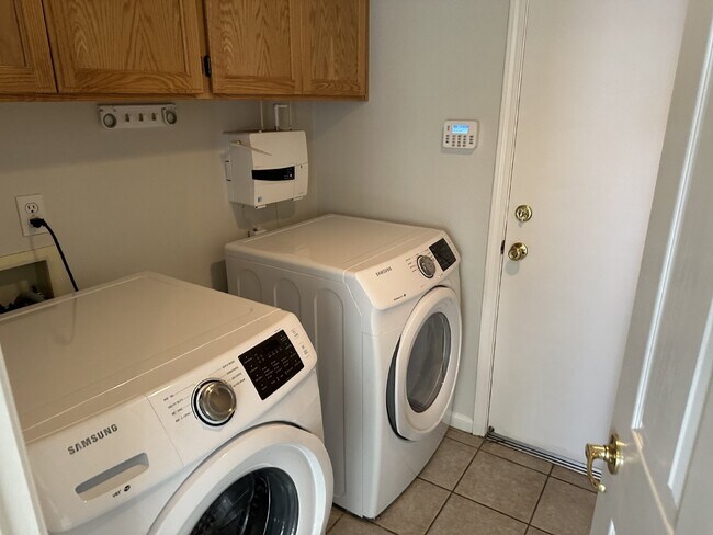 Building Photo - Beautiful 4 Bed/3 Bath Tracy Home with Pool and Fresh Paint