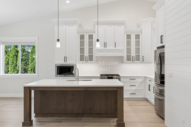 Building Photo - Stunning 3 BD, 2 BA Salem Home with Elegant Finishes!