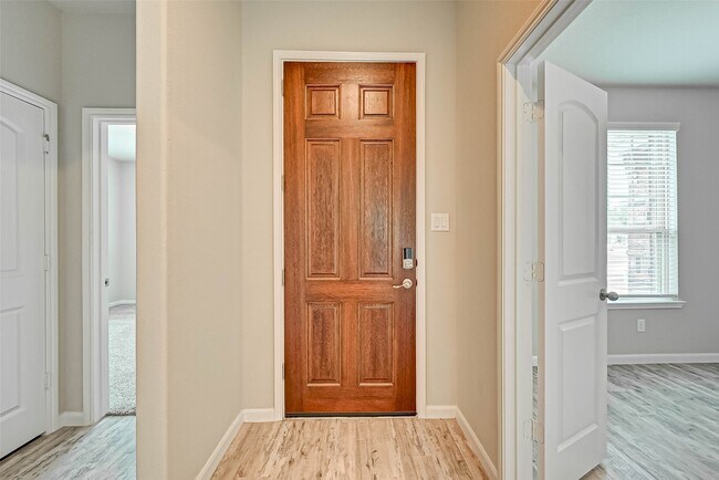 Building Photo - 14111 Lake Lodge Dr