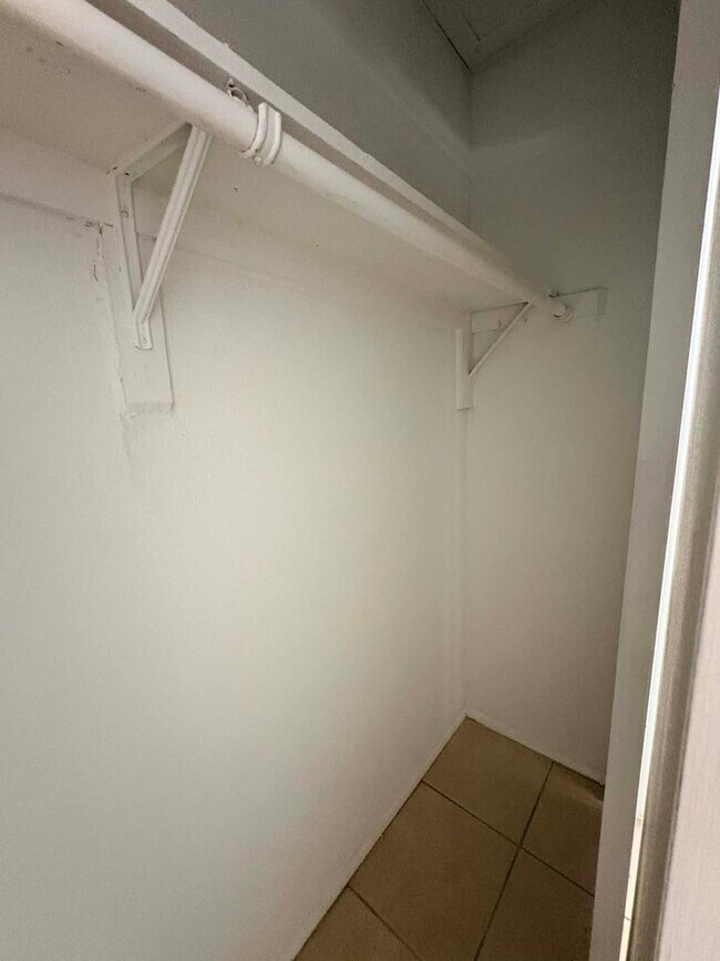 Building Photo - 1/1 Condo for Rent in Fort Myers