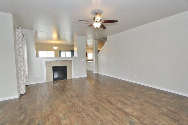 Building Photo - Spacious Home in Quiet Neighborhood