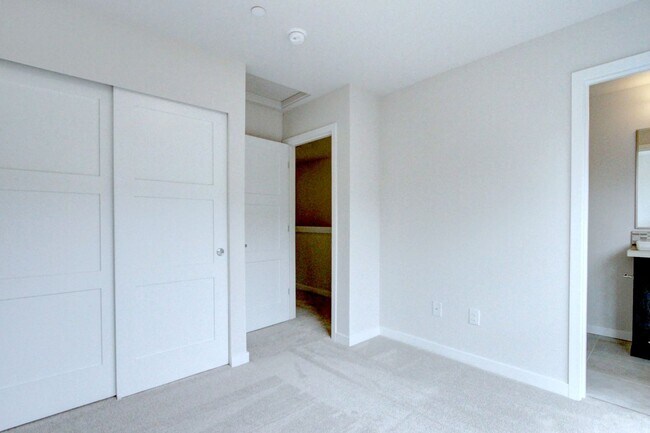 Building Photo - 3Bd/2.75Ba Seattle Townhouse