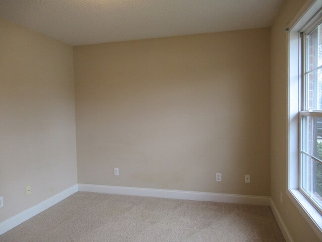 Building Photo - 3760 Beacon Dr