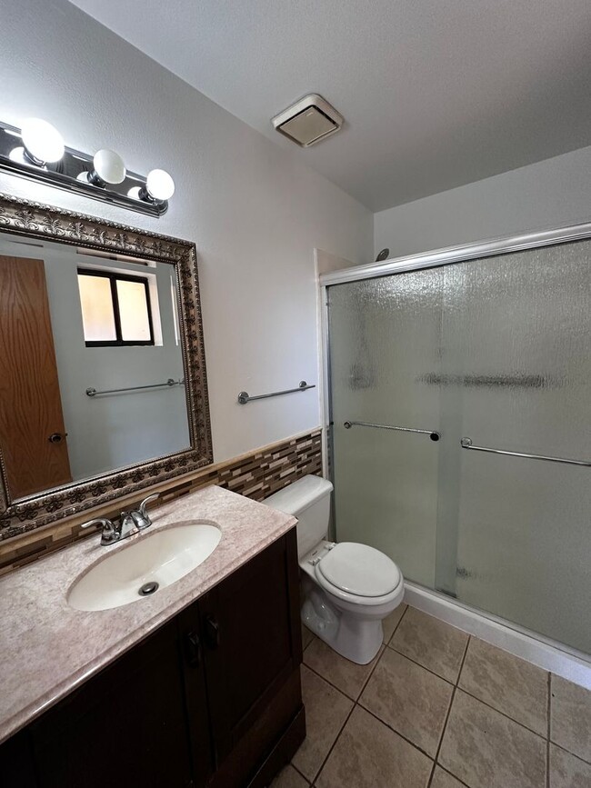 Building Photo - 3 Bedroom 2 Bathroom Home