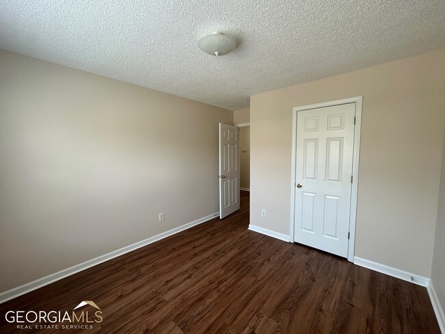 Building Photo - 6296 Hickory Ln Cir