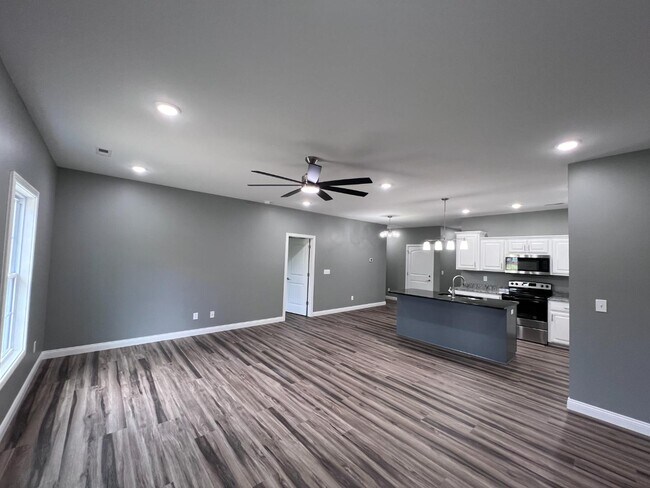 Building Photo - 102 Twin Oaks Dr