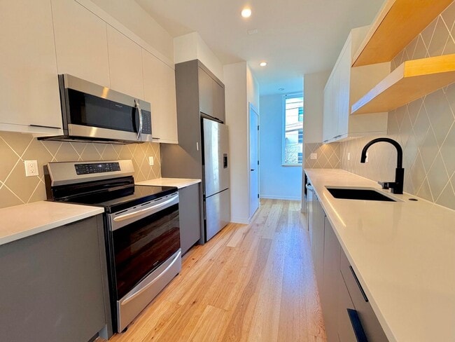 Building Photo - Modern 3-Level Townhome (2020) with Private Garage, Roof Deck & A/C