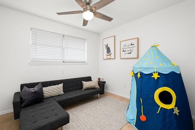 Building Photo - Sunny & Stylish Mission Home!