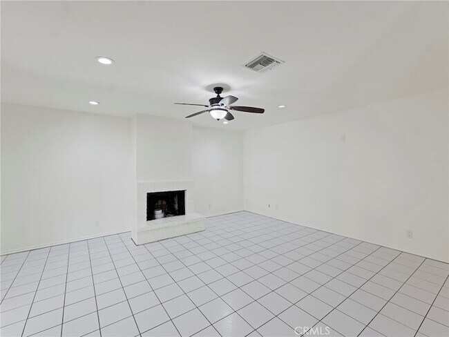 Building Photo - 10918 Reseda Blvd