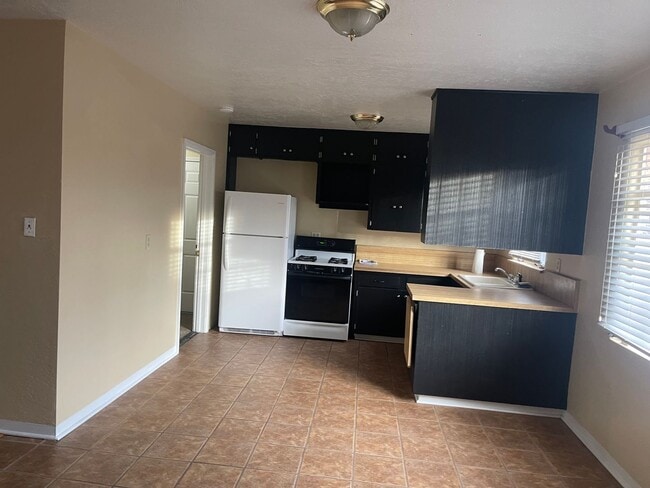 Building Photo - Northeast Hights Home