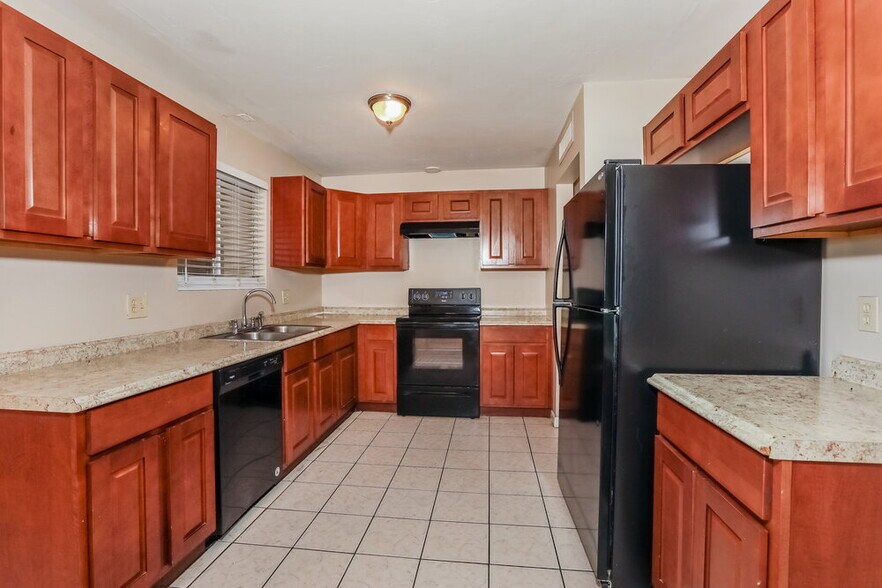 Building Photo - 1544 E Clover