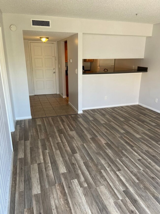 Building Photo - 1 Bedroom Condo