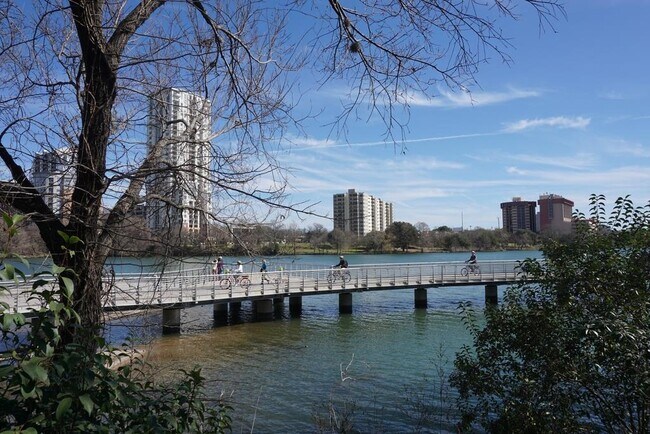 Building Photo - 500 E Riverside Dr