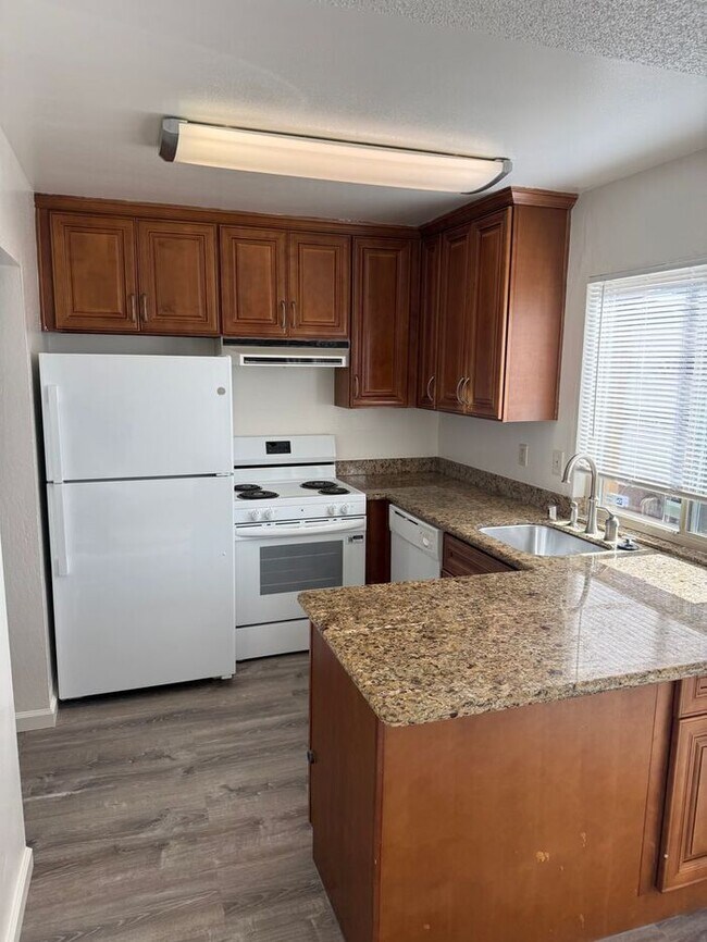 Building Photo - Great 2-Story Townhome