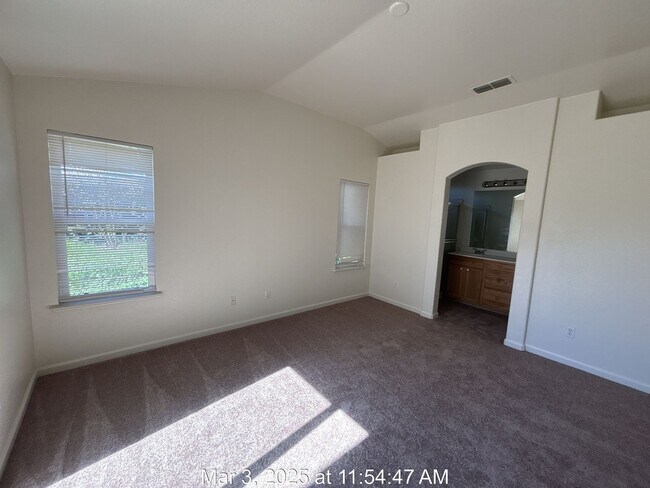 Building Photo - $400 MOVE IN BONUS! Fantastic 3 Bed, 2 Bat...