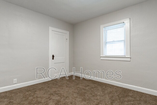 Building Photo - 410 S Rural St