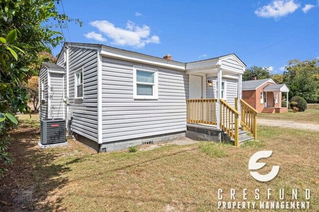 Building Photo - Bright and Cozy Cottage Style 2 Bedroom 1 Bath! Right off Ramsey Street