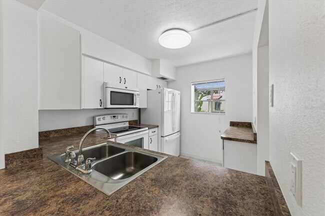 Building Photo - 5735 Gardens Dr