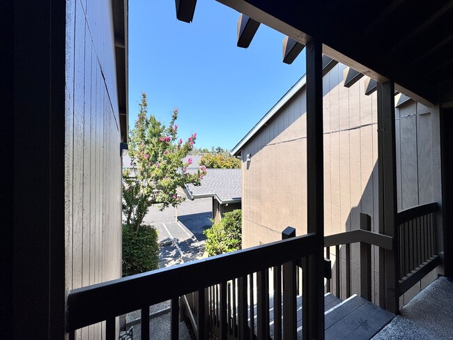 Building Photo - Cozy upstairs Condo in Auburn. Pets welcome!!