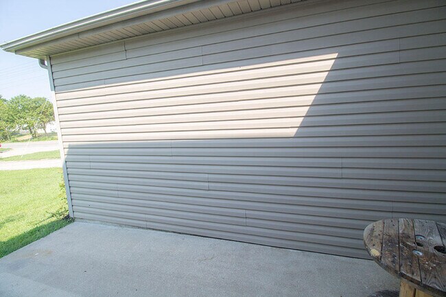 Building Photo - 1945 Center St