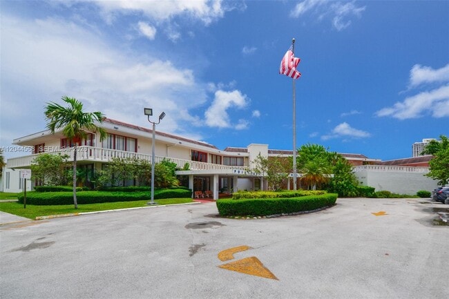 Building Photo - 2851 Leonard Dr