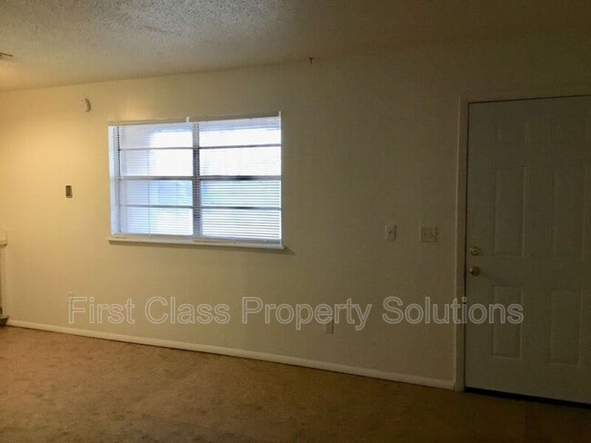 Building Photo - 1104 N Carol Ln