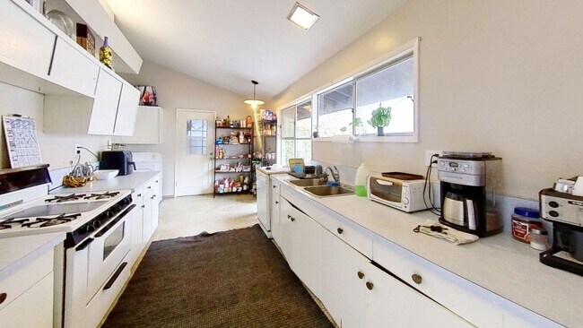 Building Photo - WALK TO SDSU! 5 bed 2 bath House w/ A/C