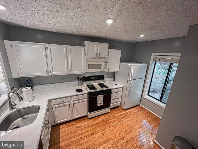 Building Photo - 2239 Hunters Run Dr