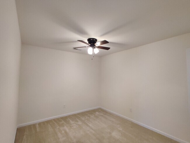 Building Photo - 4 Bedroom, 2.5 Bath Townhome in Savannah Townhomes